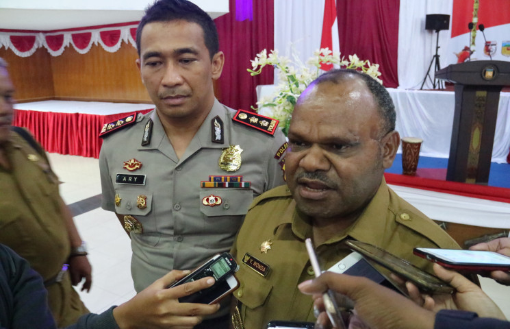 Bupati Puncak Jaya Kutuk Penembakan Dua Anggota TNI
